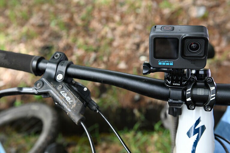 マウンテンバイクのハンドルにGoProを付けて、正面の映像をダイナミックに撮影。