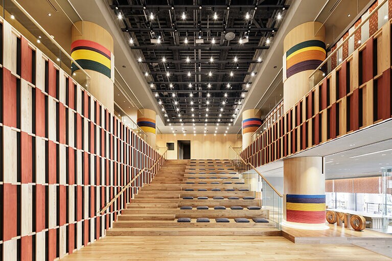 吹き抜けの大階段。夜は「よさこい楽宴LIVE」の会場に。