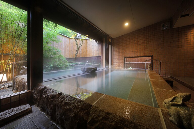 九兵衛旅館［山形／湯田川温泉］山の湯 四隅にウサギのオブジェが。