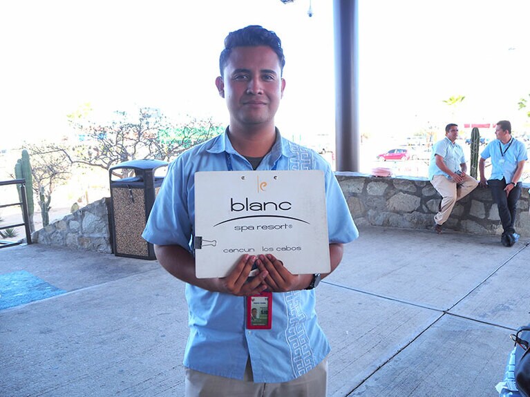 ロスカボス国際空港に到着すると、専属のスタッフが迎えにきてくれる。