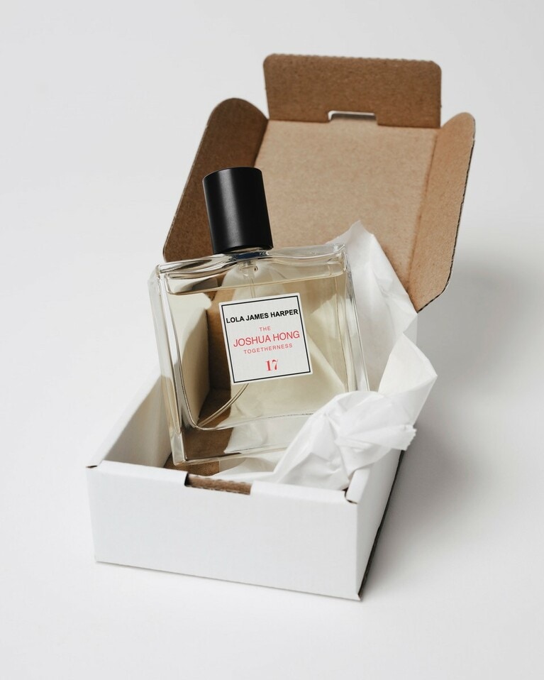 ラミ・メックダチが、パリでのユネスコ青年親善大使の授賞式でのジョシュアの教育の重要性を広める「#GoingTogether」キャンペーンのスピーチに感銘を受け、ともに作り上げた、緑茶やシナモン、ベルガモットなどがブレンドされた香り「TOGETHERNESS」。#17 THE JOSHUA HONG TOGETHERNESS - EAU DE TOILETTE 50ml 23,100円。ボトルもボックスの紙も100％リサイクル可能。