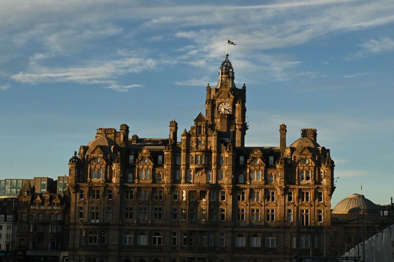 静かな場所に行きたいと願ったJ.K.ローリングが選んだのが、この美しいホテル。最後の物語がつむがれるに、ふさわしい趣。