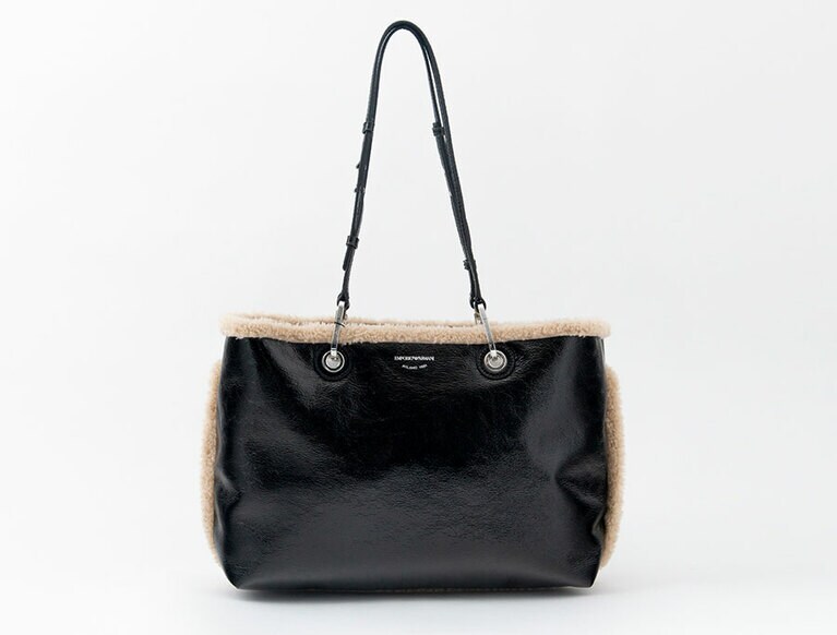 ムートン素材のバッグは、総ボアで仕上げられた愛らしいポーチ付き。W37,5xH27xD11,5㎝ 58,300円。