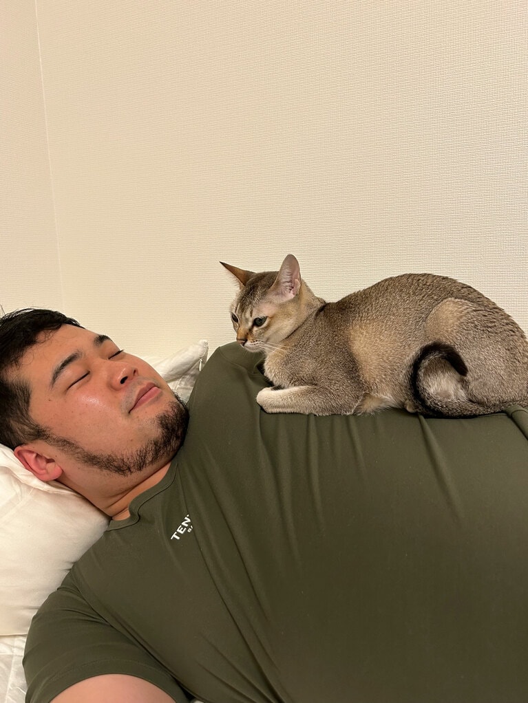 令和ロマン・松井ケムリさんと愛猫のイトちゃん。「そういえば僕、イトとツーショットって撮ったことないかも」ということで初めて撮りおろしていただきました。
