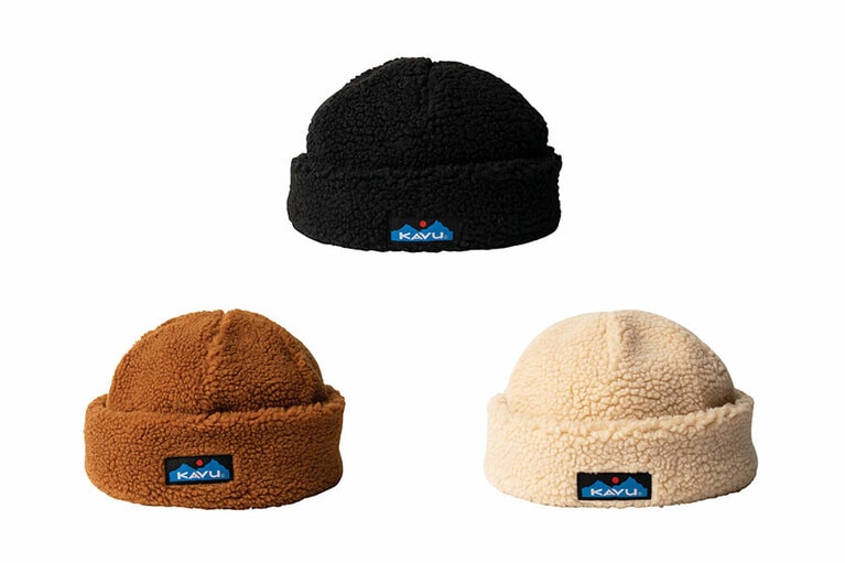 ファーボールビーニー(ブラックスモーク、レッドウッド、キャメル／素材：100％ポリエステル)4,950円。