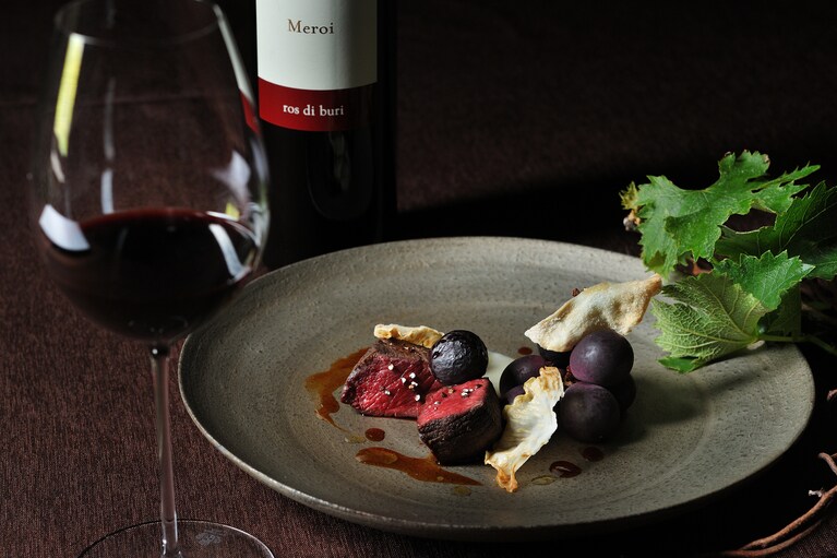 メイン料理の「鹿肉と葡萄のアロースト」。マニゲットというカルダモンのような香りのスパイスと、根セロリのチップがアクセントとなっている。