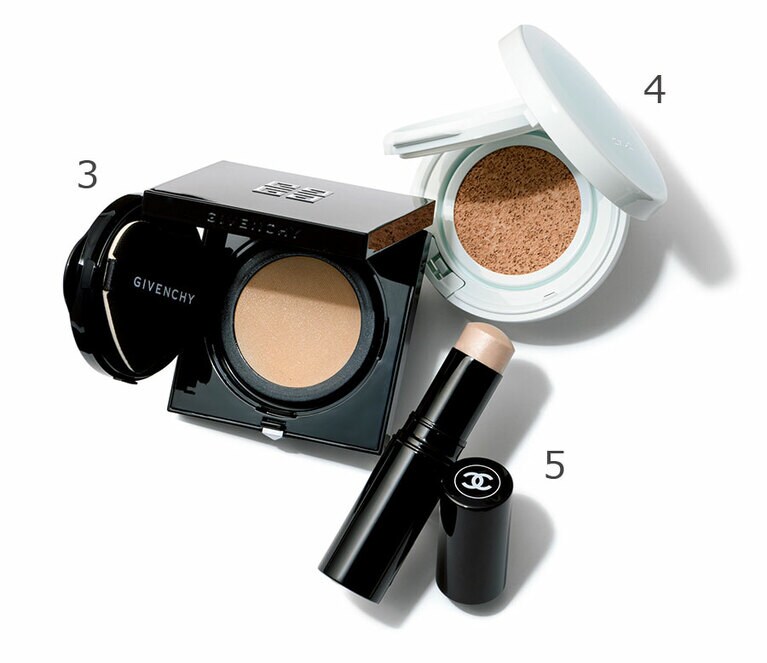 3：[タン・クチュール・クッション] フィルムを形成する特殊なポリマー配合で、キメとハリの整った隙のない肌に。SPF20・PA++ 全6色 7,100円／パルファム ジバンシイ。4：[ボタニック サイエンス 薬用 美容液クッションコンパクト] ケアをしながら美肌をかなえる美容液ファンデ。SPF30・PA+++［医薬部外品］全4色 3,200円(編集部調べ)／資生堂(9月以降発売予定)。5：[ボーム エサンシエル スカルプティング] 淡いピーチカラーが肌に溶け込んで端正なメリハリと濡れたようなデューイなツヤをもたらすフェイスカラー。5,500円／シャネル