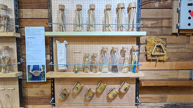 竹製のストローや耳かき、歯ブラシなど、アップサイクル商品を販売。