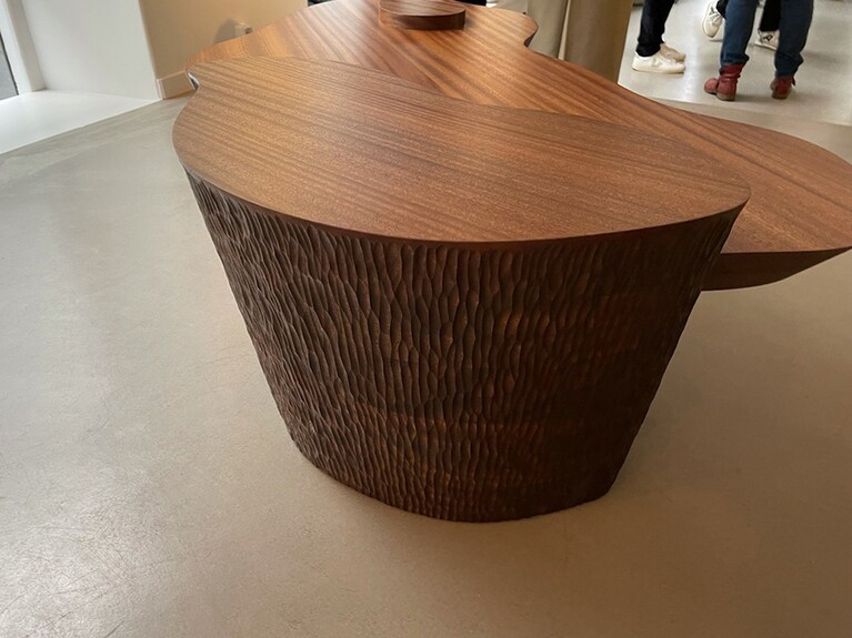 「Oyster」の表面処理はかなり凝っている。小川撮影。