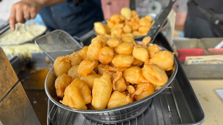 ほっくりとした金時系さつまいもに秘伝の衣をつけてカリッと揚げた、いも天。揚げたてのおいしさは格別。／大平商店