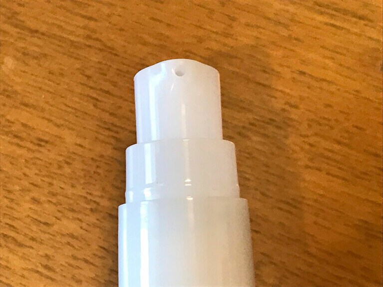 プッシュ式で小さい穴からオイルが出るようになっているので、ドバッとこぼす心配なし。