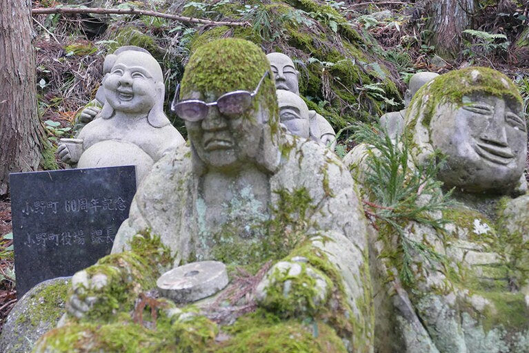 グラサン羅漢？　怖すぎてピントを合わせるのに失敗しました。