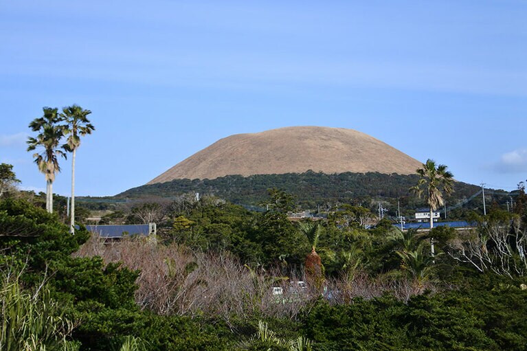 トロピカルな景色にぽっこりと立ち上がる、福江島の景勝地、鬼岳。