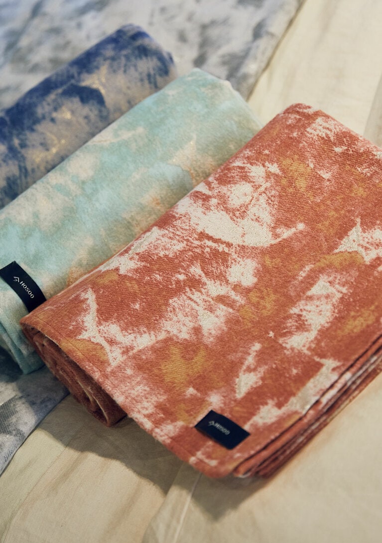 やわらかな手触りのブランケット「STONE」220,000円～。