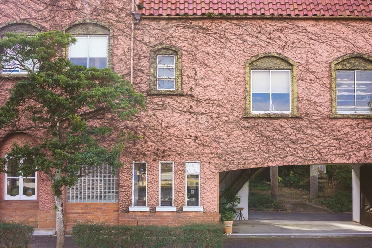 喫茶店時代の面影を残す「赤水窯」のショールーム。