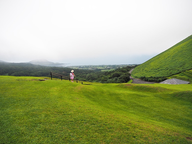 曇り空で分かりづらいですが、ハイキングコースからは福江の市街地を見渡せます。夜は星空を眺めるツアーも開催されています。