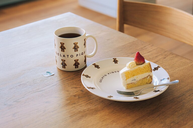 ホリデーベアが並んだ、とびきりキュートなプレートとマグカップ。プレートは、料理やスイーツが映えるデザイン。マグカップは、ドリンクがたっぷり入る大きめサイズなので、デスクワークのおともにどうぞ。ベアプレート 4,180円、マグカップ 3,080円。