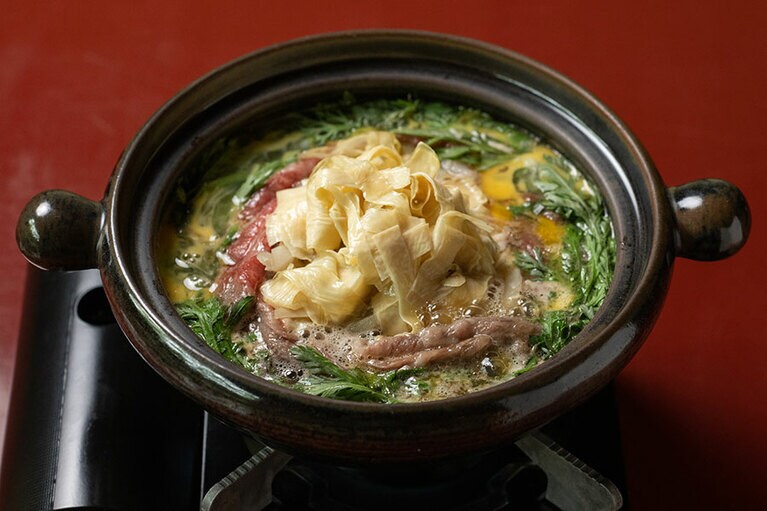 湯波と和牛の濃厚な旨味、卵のコクが渾然一体に。白ごはんください（くださいます）。