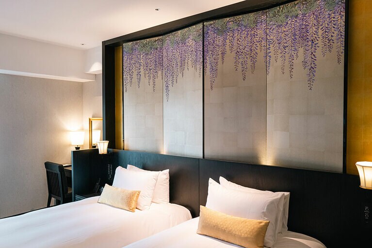 兼六園の「藤の花」が描かれたヘッドボード。