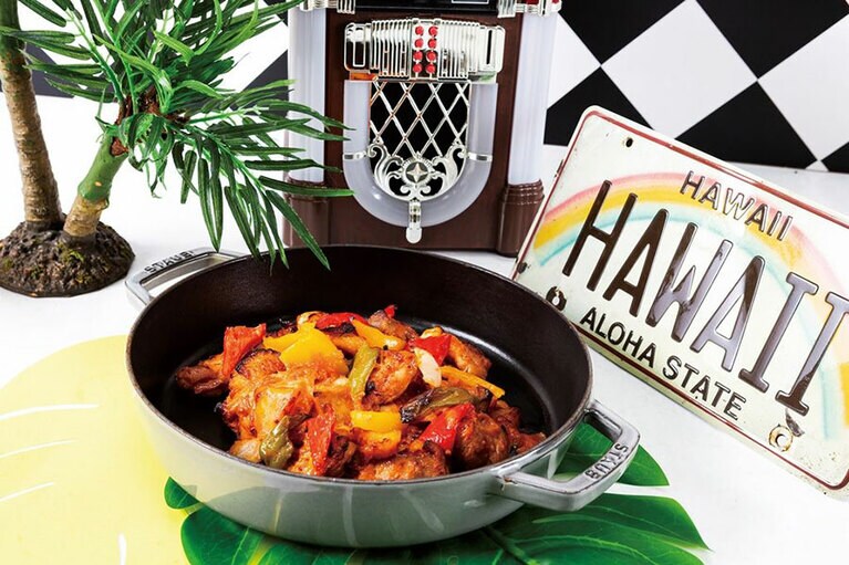 ジューシーなチキンをトマトベースのバーベキューソースで焼き上げた「バーベキューチキンレッグ　ローストジャンボピーマン添え」。少し焦げ目のついた肉が香ばしく、食欲をそそる。