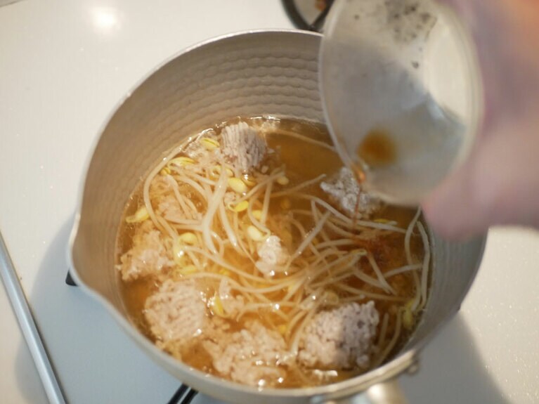 (4) もやし、酒、醤油を入れて2分煮る。