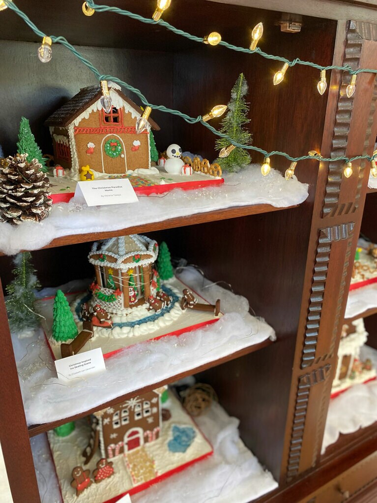 カラフルに彩られたお菓子の家も展示。