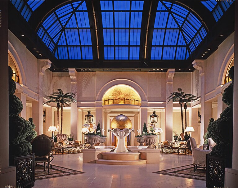 ホテルの優雅な世界観を象徴する、25階のアトリウムロビー。
