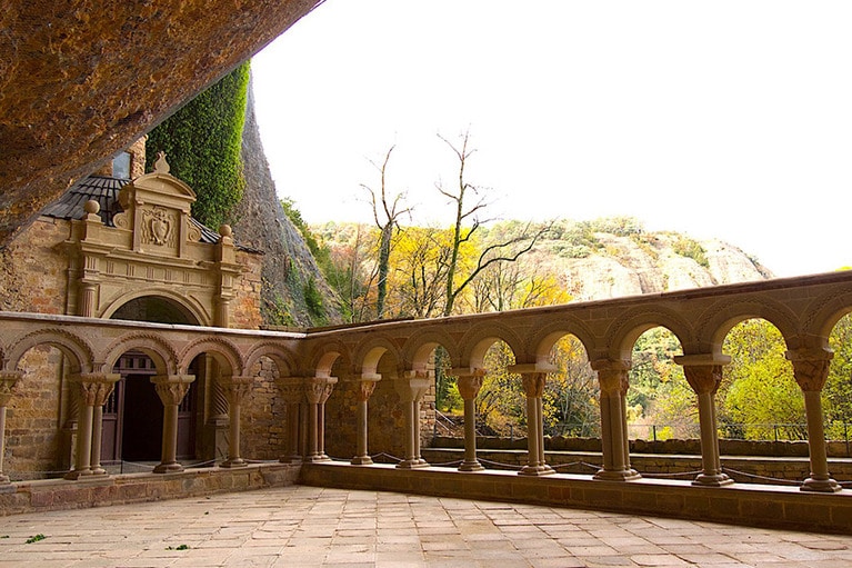 回廊は修道院の中でも重要なもののひとつだが、何千トンもする岩を屋根にしたこの回廊は特異。でも不思議と落ち着く空間であるのも事実だ。