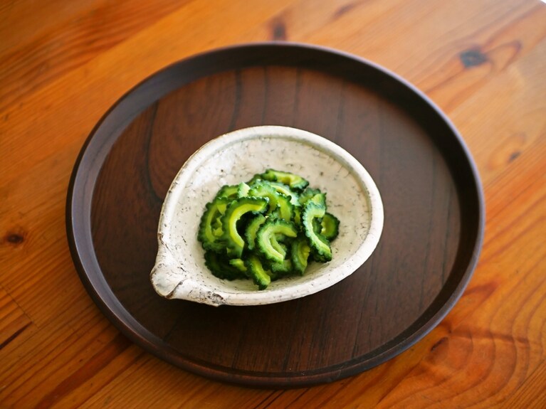 余ったゴーヤーはスライスして塩もみし、甘酢漬けにしました。いい箸休め。