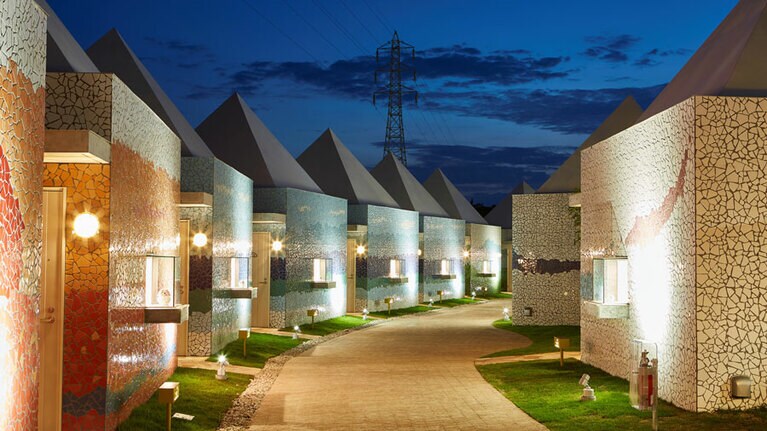 夕暮れになると幻想的にライトアップ。