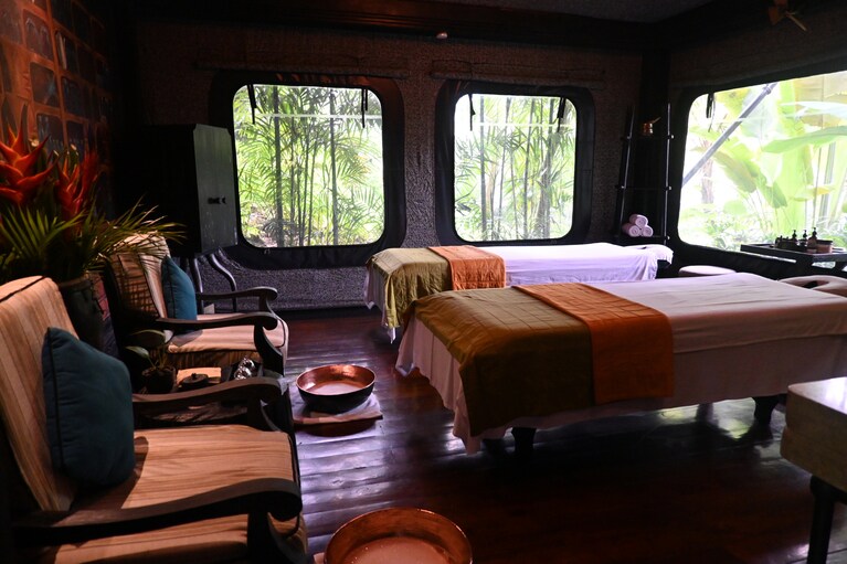 森の中に佇むスパのトリートメント・テント。