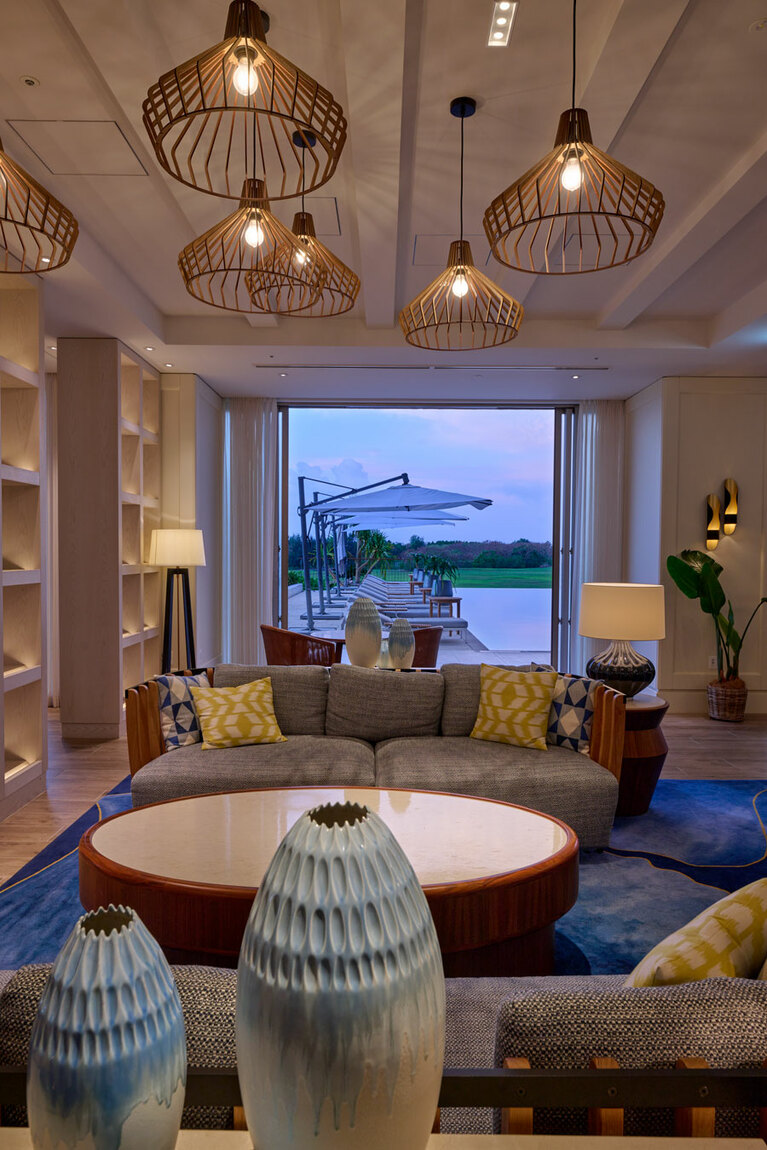 専用プールを望む空間が素敵な「クラブインターコンチネンタルラウンジ」。