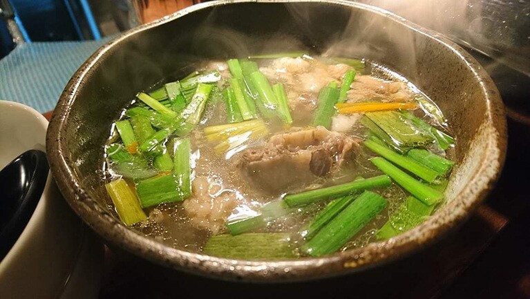 テールスープ(1,200円)にごはんを入れてサラサラッといくのもいい。