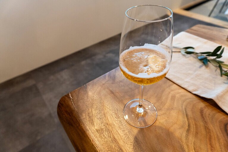 ベルガモットのシロップをノンアルコールビールで割ったカクテルがペアリングに。フルペアリングのサービスもうれしい。