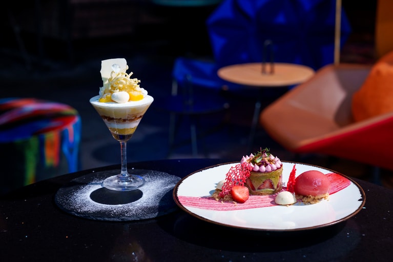 2026年5月31日（日）までの期間限定デザートのイメージ。左「アロフト　パフェブラン」2,300円、右「いちごのフレジェ」1,200円（ともに税・サ込）。