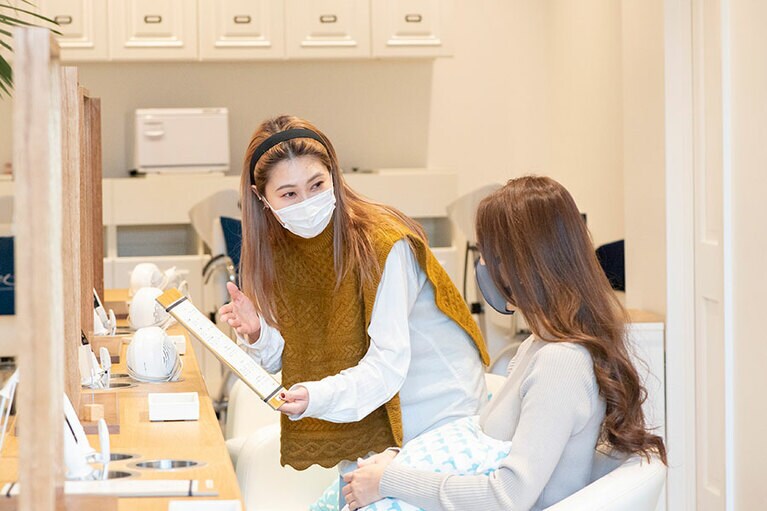 プロのスタイリストとしっかりやり取りして今日のスタイリングを決めます。