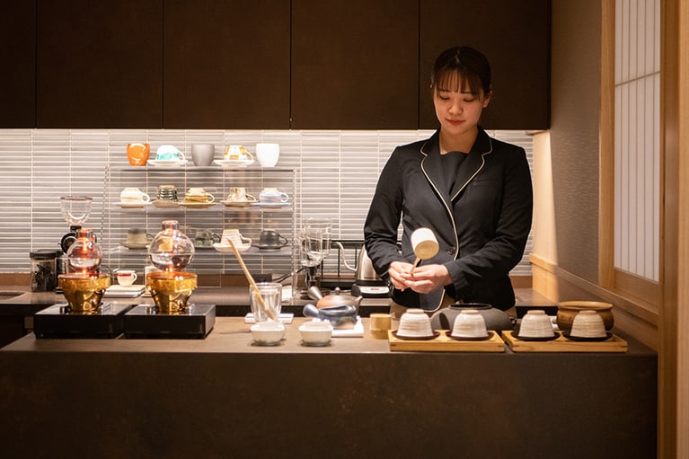 ドリンクサービスカウンターでは、オリジナルブレンドのコーヒーと日本茶を提供。