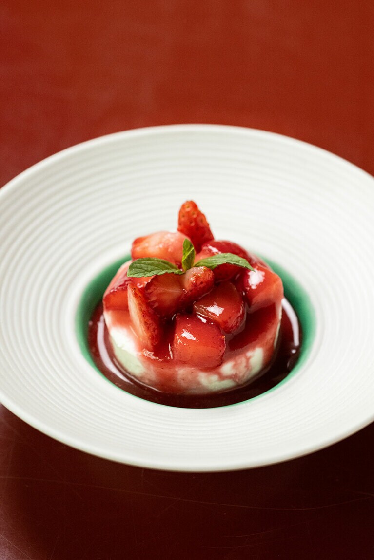 甘味は「苺と軽いチーズのムース」。ごちそうの後にピッタリの軽い口溶け。