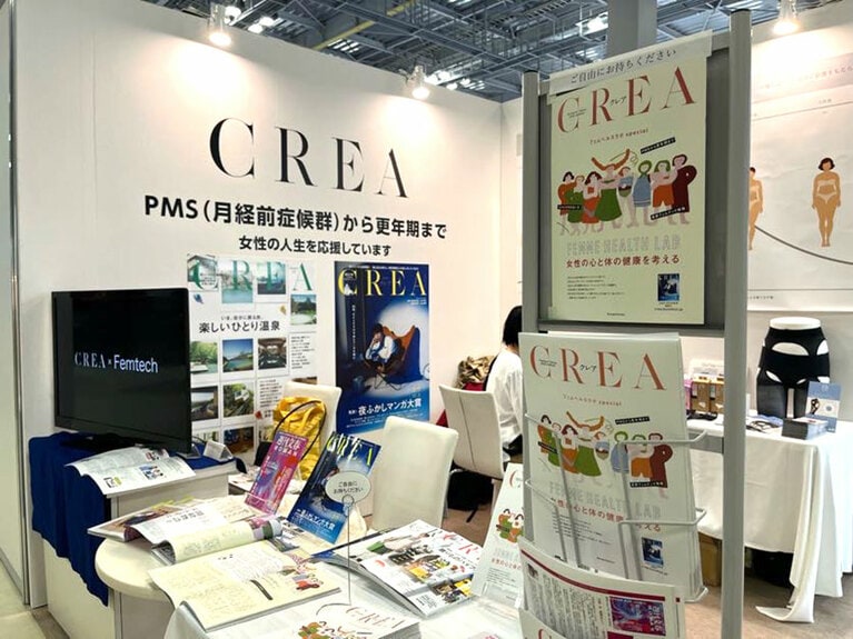 準備中のCREAブース。