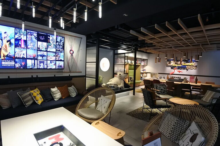 ロビーエリアのライブラリー。