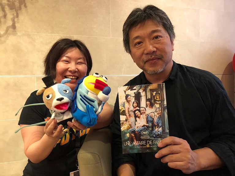 是枝監督とムービープラスのマスコット、パルム君とウオ子ちゃん。ウオ子ちゃんは2018年で引退みたい。