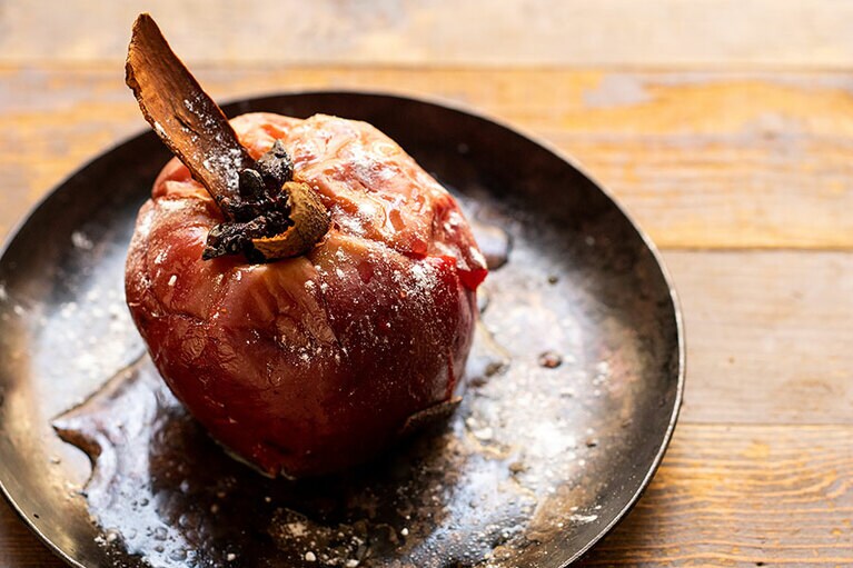 ダッチオーブンに入る小ぶりのりんごで。