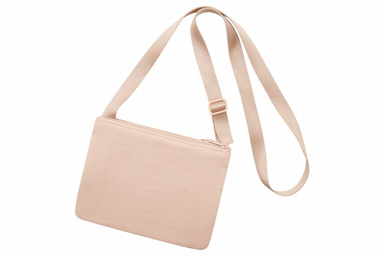 パデッドミニショルダーバッグ 2,990円。