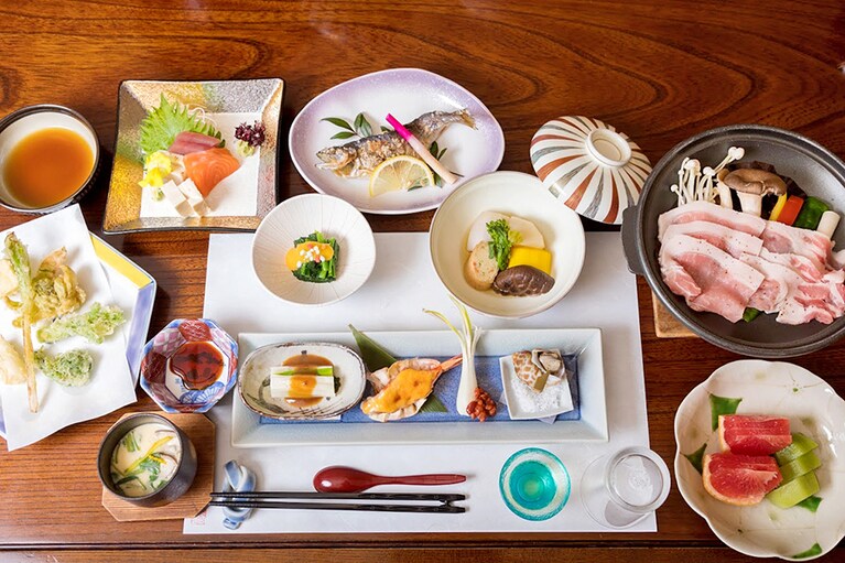 古湯坊 源泉舘［山梨／下部温泉］夕食一例。