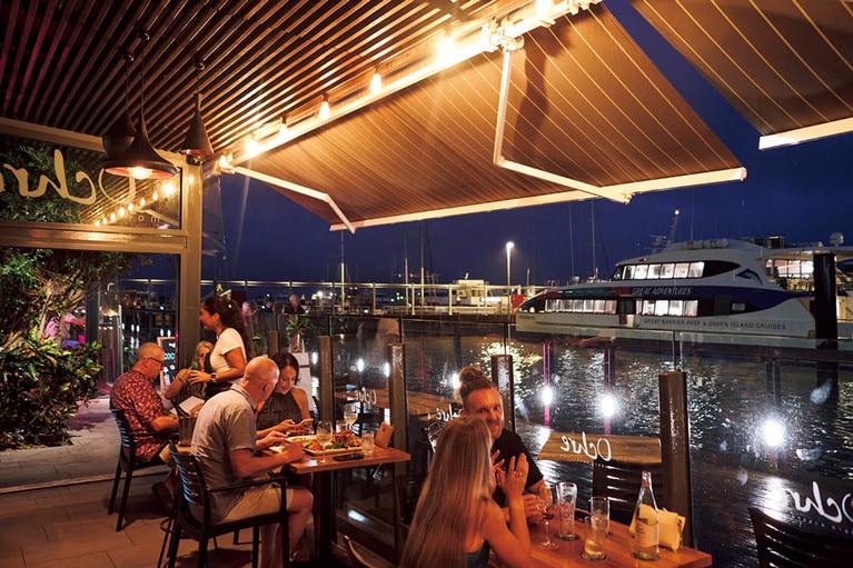 眼前にハーバーが広がる絶景。地元客も多い。