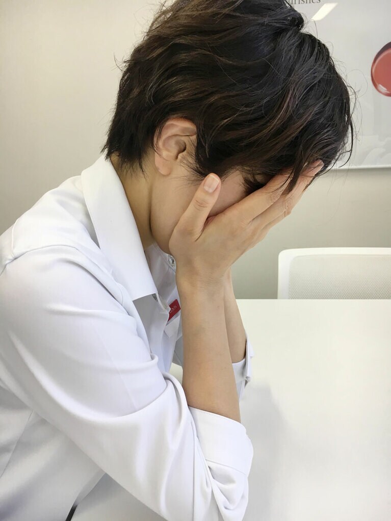 頭の重さを両手のひらに預けます。