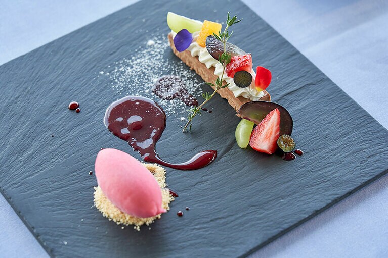 Dolce：おまかせドルチェの盛り合わせは、「ショコラムースとフランボワーズ、季節のフルーツを添えて」