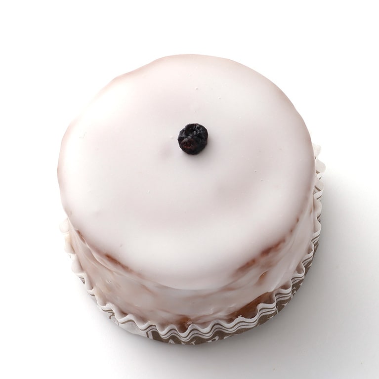 ノネット・ド・ディジョン 420円。パン・デピス(スパイスとハチミツを加えたパン状のケーキ)にカシスジャムを絞り入れ、糖衣がけしたブルゴーニュ地方・ディジョンの銘菓。