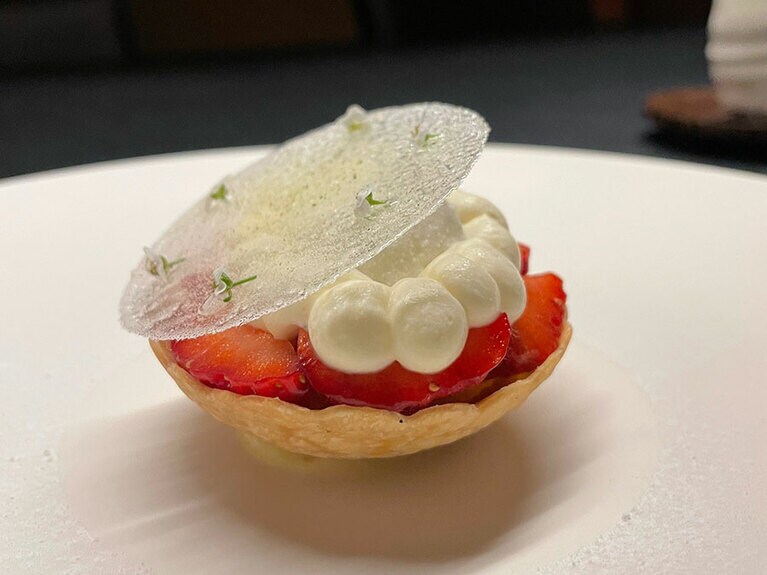コースの最後は苺をふんだんに使用したデザート。シャルキュとリーズリキュールのエスプーマと共に。