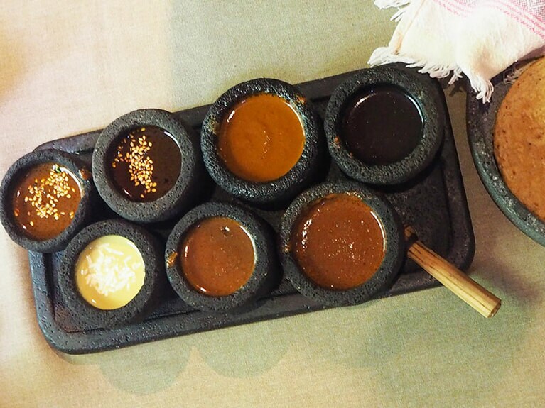 「ロス ダンサンテス」ではいろいろなモレとピピアン(かぼちゃの種のサルサ)の味比べができる。115メキシコペソ。